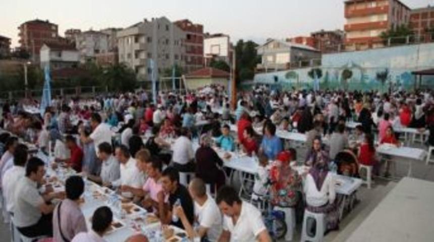 &Ccedil;ayırovalılar &Ouml;zg&uuml;rl&uuml;k Mahallesinde İftar Yaptı