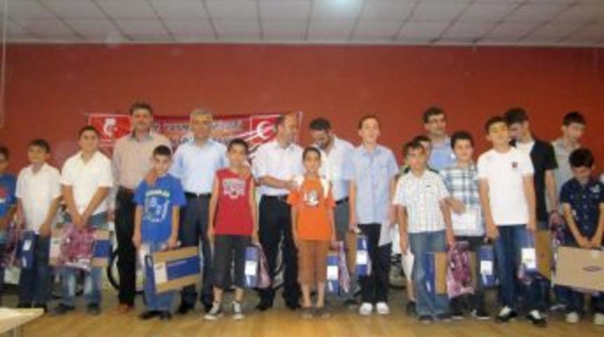 Merzifon'da &Ccedil;ocuklar 'camiyi Sevsinler' Diye Hediye Yağmuruna Tutuldu