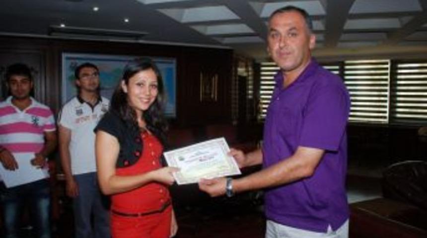 Stajyer &ouml;ğrencilere teşekk&uuml;r belgesi