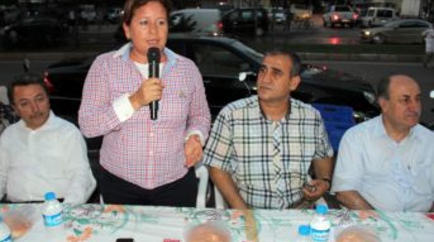 G&uuml;rkan Seyhan'da iftara katıldı