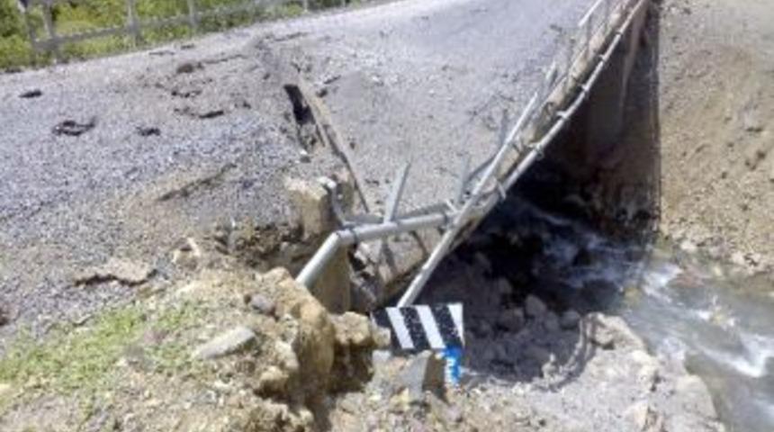 Pkk, Y&uuml;ksekova-dağlıca Karayolu &Uuml;zerindeki K&ouml;pr&uuml;y&uuml; Havaya U&ccedil;urdu