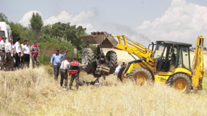 Trakt&ouml;r devrildi, anne ve oğlu &ouml;ld&uuml;