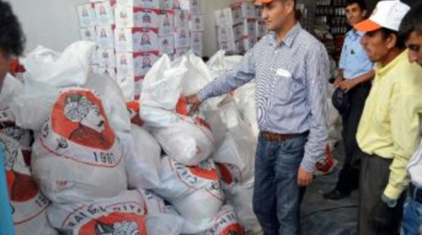 Belediye Başkanı Ev Ev Dolaşıp Yardım Paketlerini Dağıtıyor