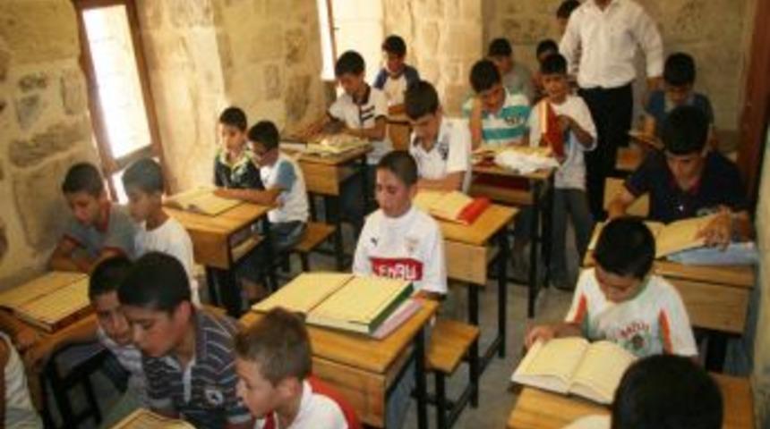 Mardin'de Camileri Dolduran &Ouml;ğrenciler Hem Kuran &Ouml;ğreniyor Hem De Spor Yapıyor