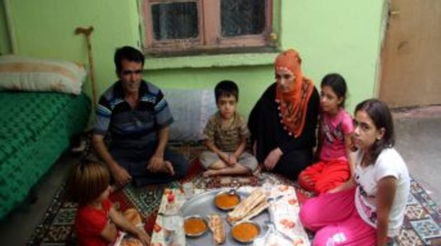 Yoksulluk, Hastalık Ve Şükrün Eksik Olmadığı Aile