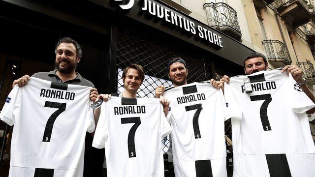 Juventus taraftarları Ronaldo formasıyla