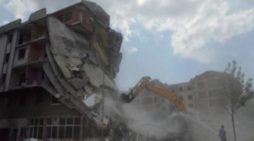 Kamberler&rsquo;de Son Binalar Da Yıkılıyor