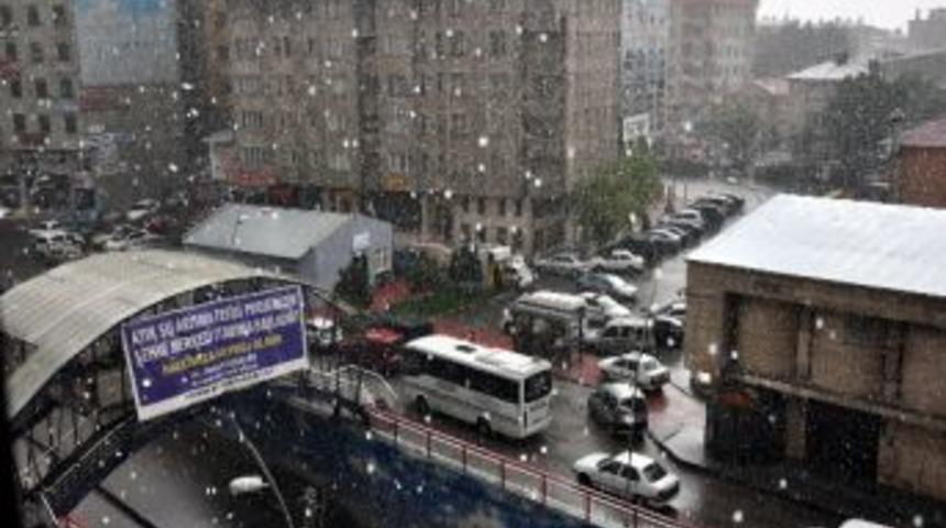 Erzurum&rsquo;da Sağanak Yağış Sel Ve Su Baskınlarına Neden Oldu
