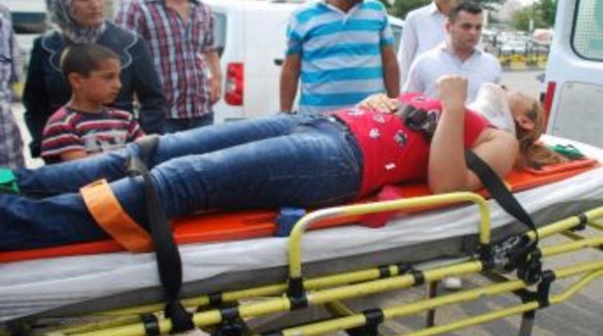 Dolmuş Halk Otob&uuml;s&uuml;ne &Ccedil;arptı: 17 Yaralı