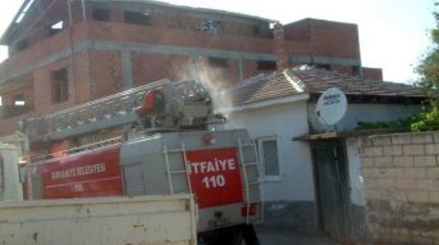 Burhaniye&rsquo;de Yanan Baca &Ccedil;atıyı Yaktı