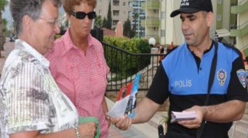 Alanya Polisi Broş&uuml;r Dağıtarak Halkı Su&ccedil;lara Karşı Bilin&ccedil;lendiriyor