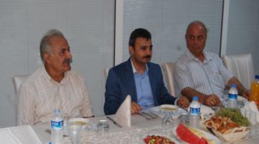 &Ccedil;orum Belediye Başkanı K&uuml;lc&uuml;, Iftarda Muhtarlarla Bir Araya Geldi