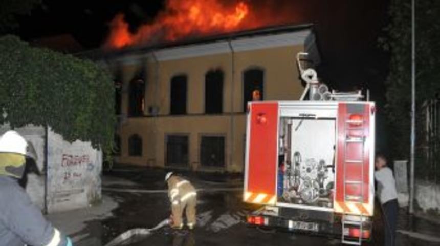 130 Yıllık Tarihi Kamu Binası Alev Alev Yandı