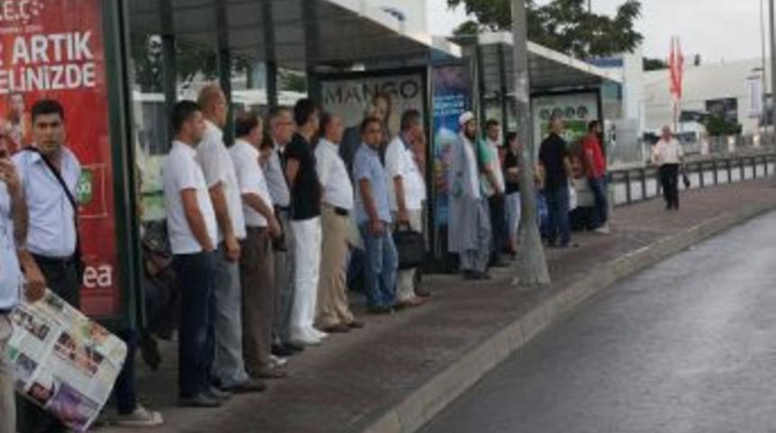 İstanbul G&uuml;ne Yağmurla Uyandı