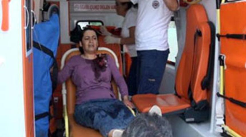 Boşandığı eşini sokak ortasında bı&ccedil;akladı