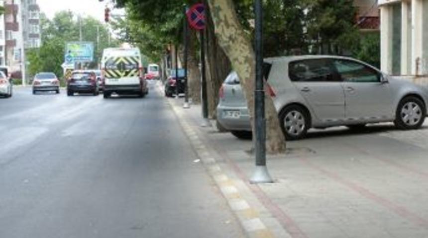 Kaldırımlara Park Edilen Ara&ccedil;lara Tepki