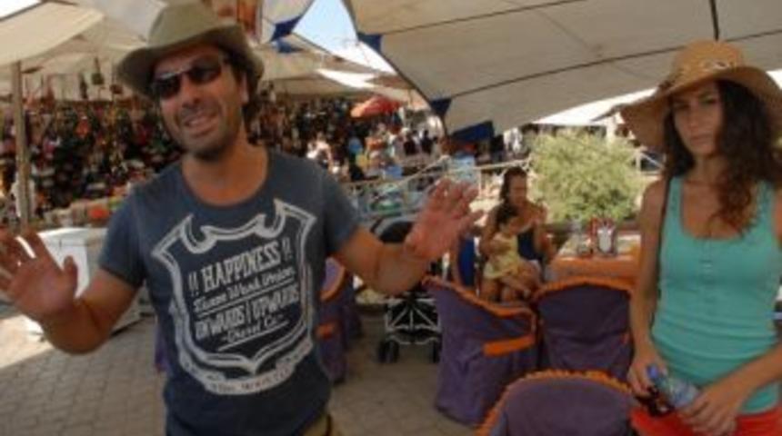 Oyuncu Uğur &Ccedil;avuşoğlu Kız Arkadaşıyla Pazar Gezdi