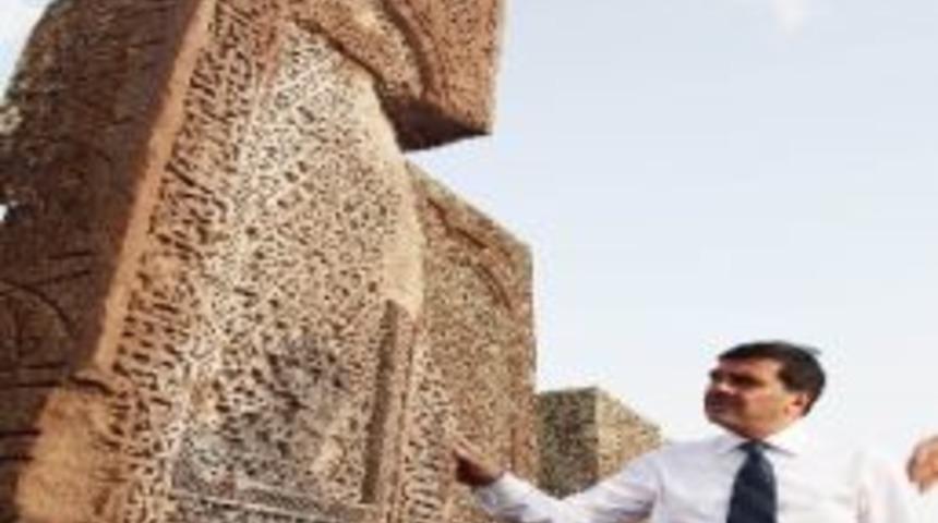 Vali Yılmaz, Ahlat&rsquo;ta İncelemelerde Bulundu