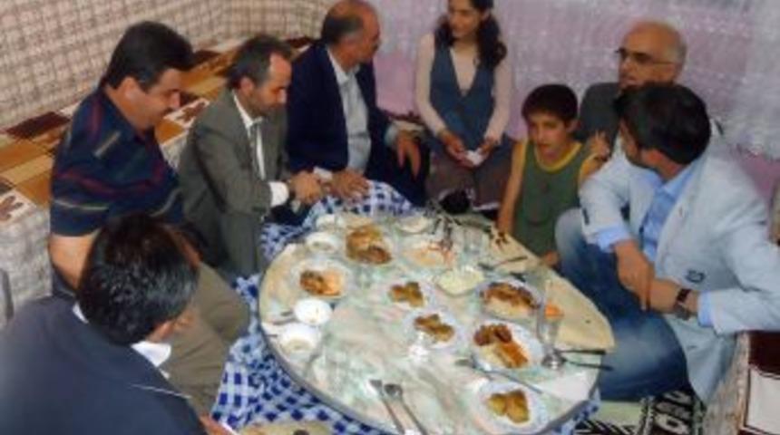 Milletvekili Aksak, Kimse Yok Mu Ile Sıcak Yemek Dağıttı