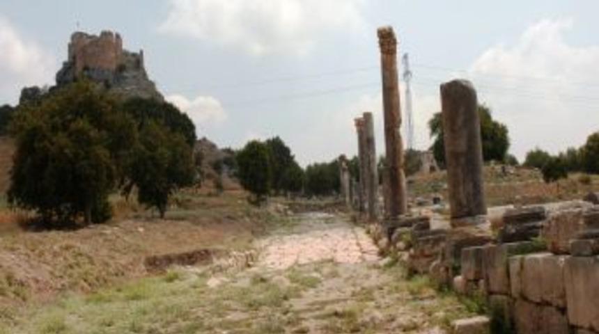 Antik Kentin Ortasındaki Elektrik Direkleri Tepki &Ccedil;ekiyor