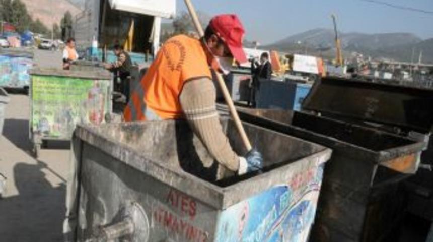 Bornova Belediyesi &Ccedil;&ouml;p Konteynerlerini Dezenfekte Ediyor