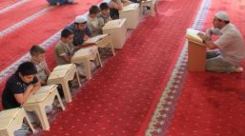 Yaz Kurslarında Kur'an &Ouml;ğrenen &Ccedil;ocuklar Mukabele Okuyor