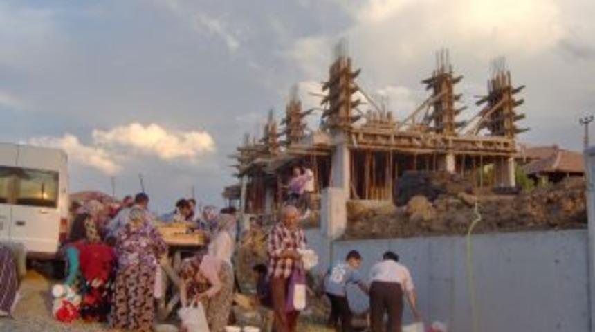 AGİAD, Ihtiyaç Sahibi Ailelere Yemek Yardımında Bulunuyor