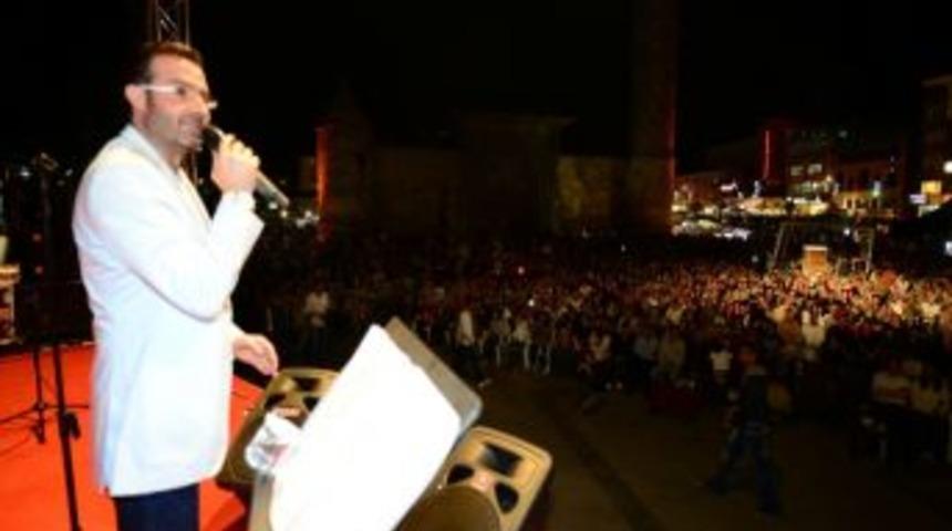 Tarihin G&ouml;lgesinde Şiir Ş&ouml;leni