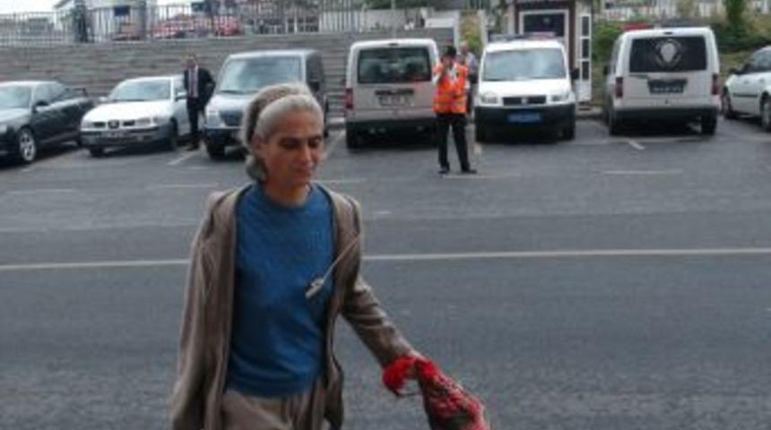 Annesinin Cesediyle 7 Yıl Evde Yaşayan Kadın Adliyede