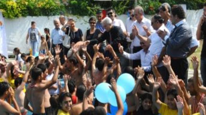 Adana'da 2 Bin 500 Engelli &Ccedil;ocuk Y&uuml;zme &Ouml;ğreniyor