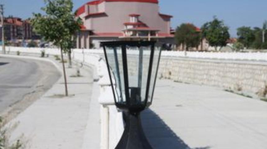 &Ccedil;ay kenarındaki lambaları kırdılar