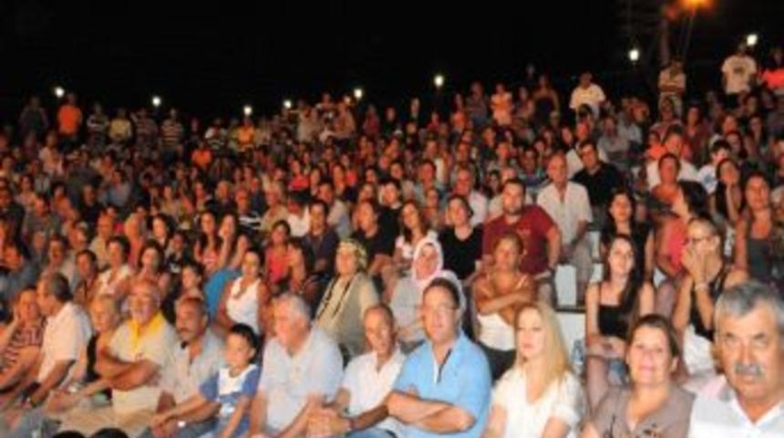 Yedi Kocalı H&uuml;rm&uuml;z Kahkahaya Boğdu