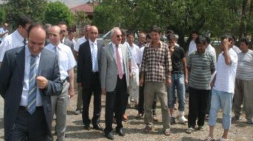 Vali Yenig&uuml;n&rsquo;den Afgan M&uuml;ltecilere Ziyaret