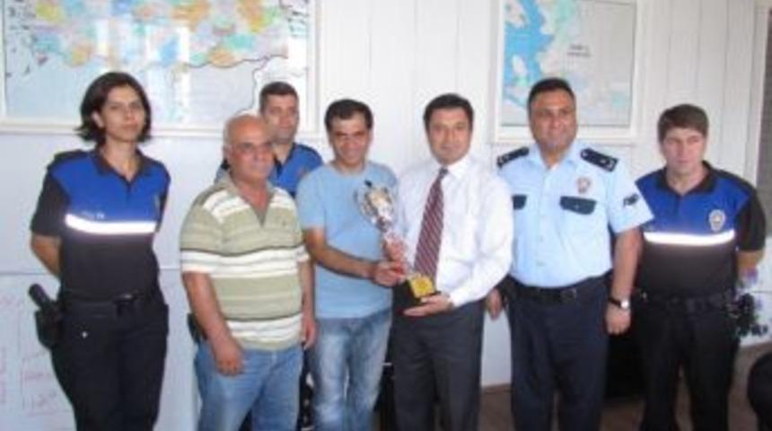 Şampiyon Yeşil, Kupayı Metin&rsquo;e Hediye Etti