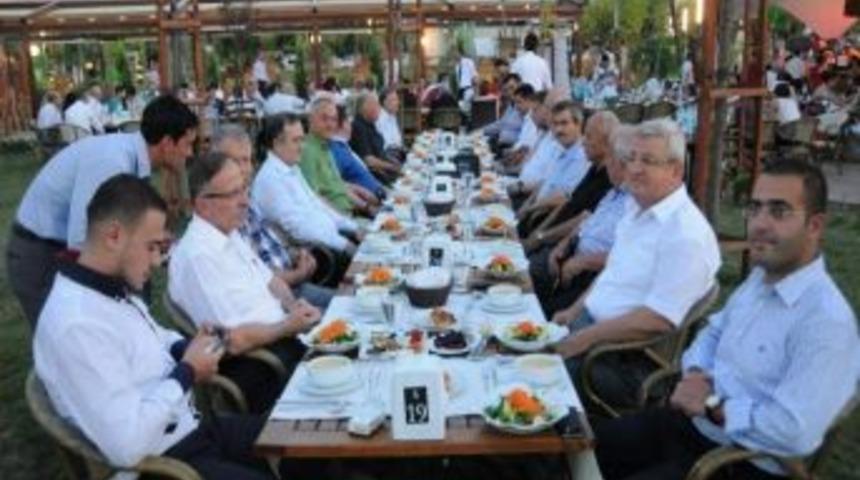 Manisa&rsquo;da Duayen Siyeset&ccedil;iler Bu İftarda Buluştu
