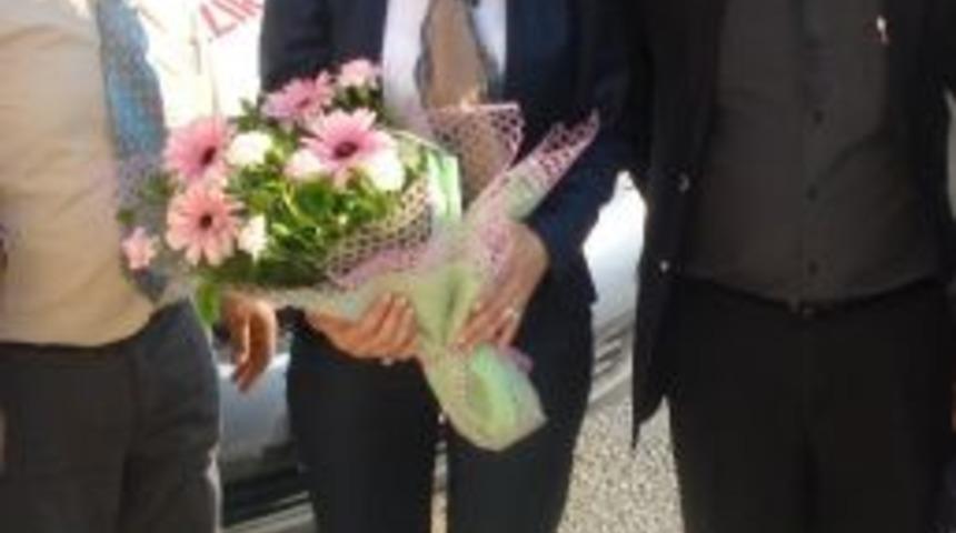 Kiraz'da İftara Katılan Ak Parti İzmir Vekili Nesrin Ulema, &Ccedil;i&ccedil;eklerle Karşılandı