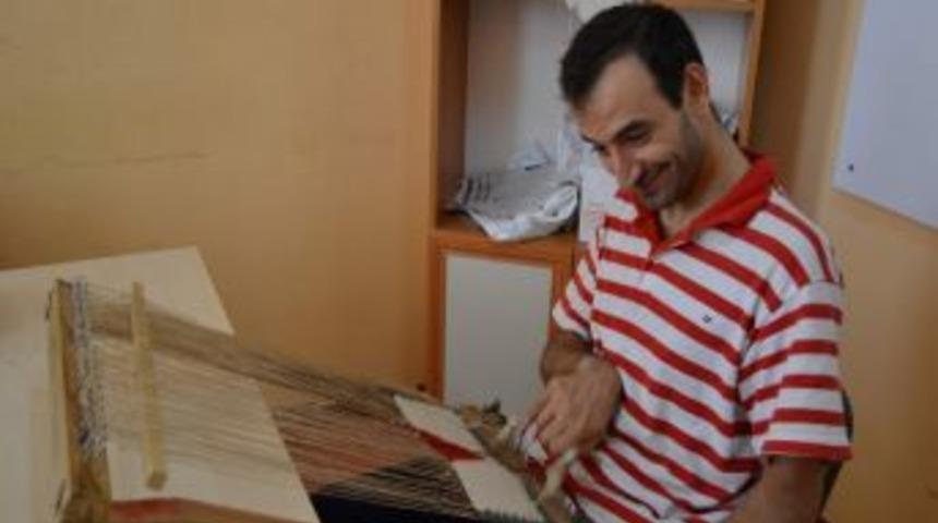 Spastik &Ouml;z&uuml;rl&uuml; Hayrullah Sekiz Yıldır Halı Dokuması Yapıyor