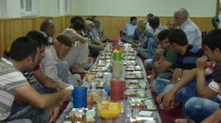 Samsat&rsquo;ta Yoksullar İ&ccedil;in İftar &Ccedil;adırı Kuruldu