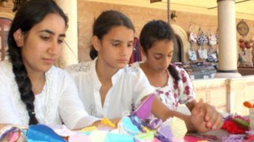 Kız &Ccedil;ocuklarına &Uuml;cretsiz El Sanatları Kursu Veriyorlar