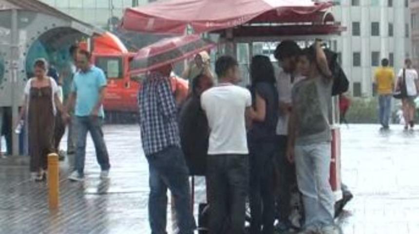 Yaz Yağmuru Taksim&rsquo;i Serinletti