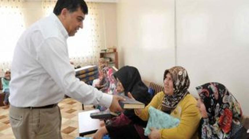 Başkan Fadıloğlu Bin 500 Kur'an-ı Kerim Hediye Etti