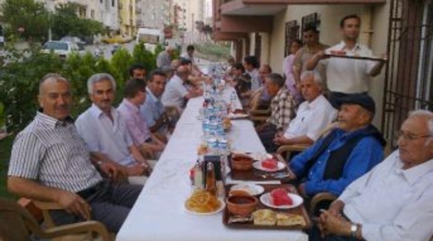 G&ouml;rdes İl&ccedil;e M&uuml;ft&uuml;l&uuml;ğ&uuml; Huzurevinde İftar Yemeği Verdi
