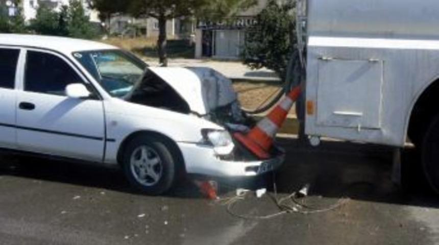 Otomobil Sulama Kamyonuna &Ccedil;arptı