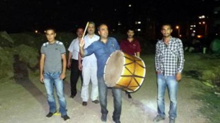 AK Parti'li Vekil,davul &Ccedil;alarak Halkı Sahura Kaldırdı