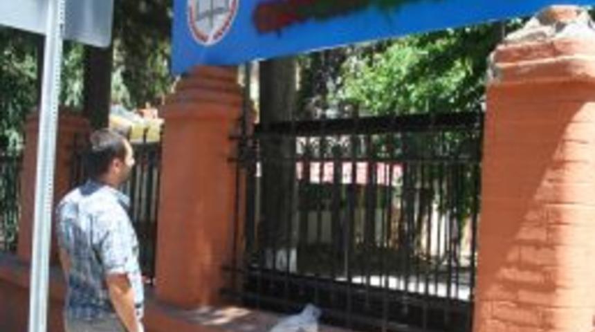 Karşıyaka İmam Hatip Ortaokulu'nun Levhasına Saldırı