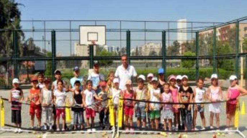 Akdeniz&rsquo;de Tenis Kursları Devam Ediyor