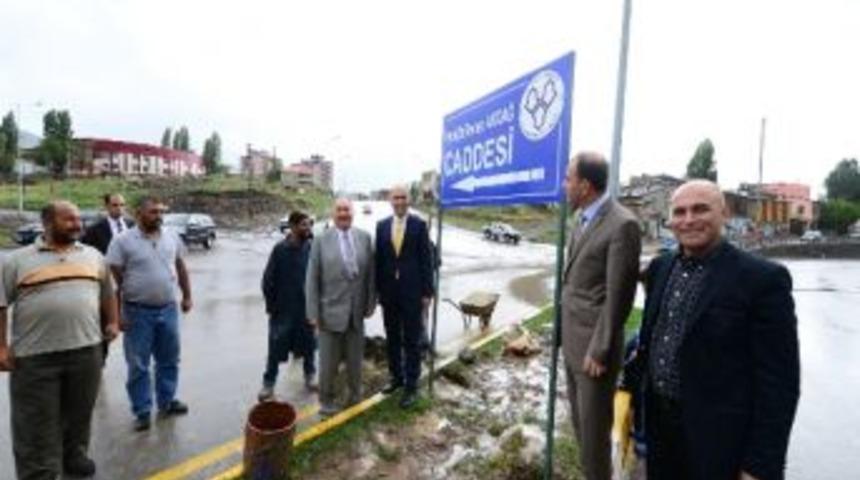 Prof. Dr. Recep Akdağ Caddesinin Tabelasını Diktiler