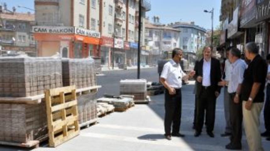 Belediye Başkanı Ahmet &Ccedil;akır, Niyazi Mısri Caddesi'nde İnceleme Yaptı