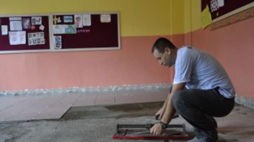 Okulun Tadilatında Fayansları M&uuml;d&uuml;r D&ouml;şedi