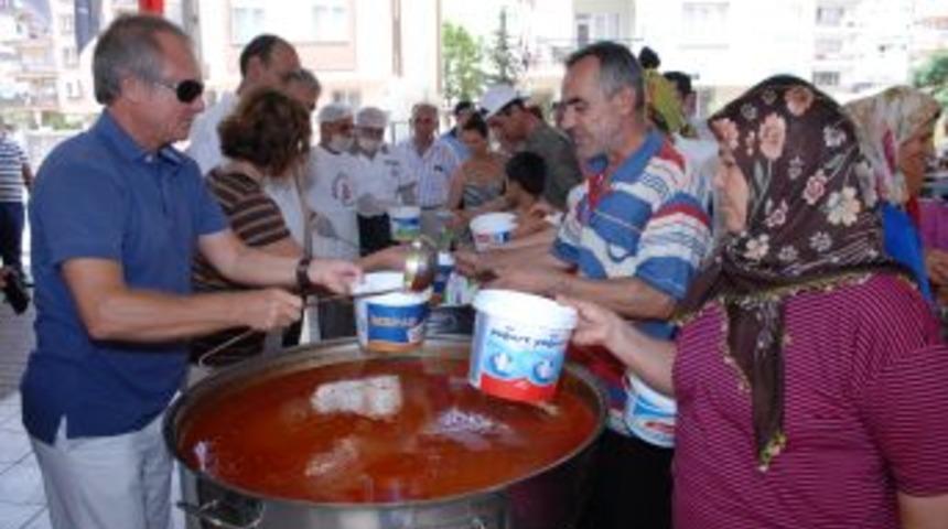 Evcilmen iftar yemeği dağıtımına katıldı